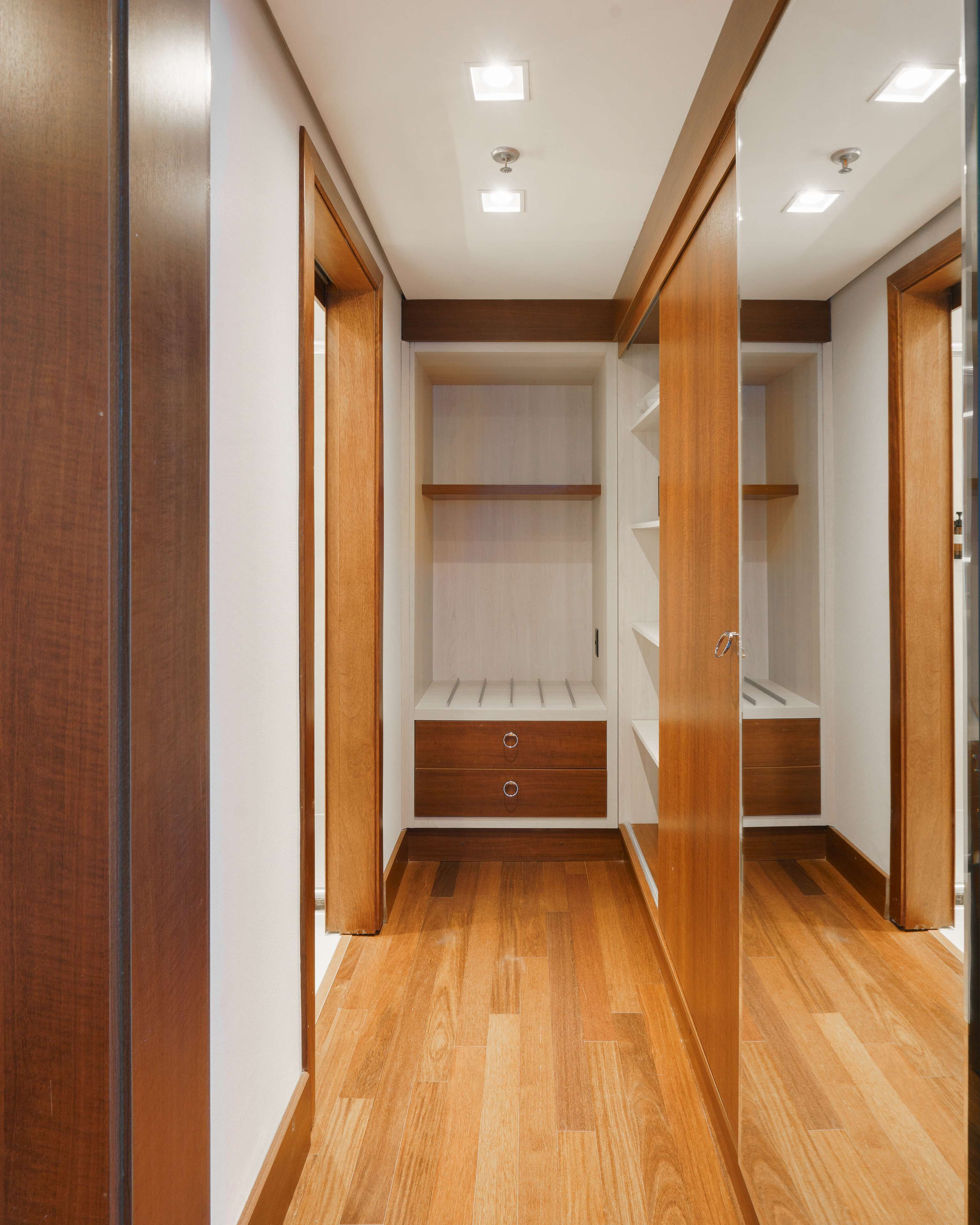 Rom – premium, 1 kingsize-seng | Oppholdsområde | En 32-tommers LCD-TV med kabel-kanaler samt TV og oppvarmet gulv