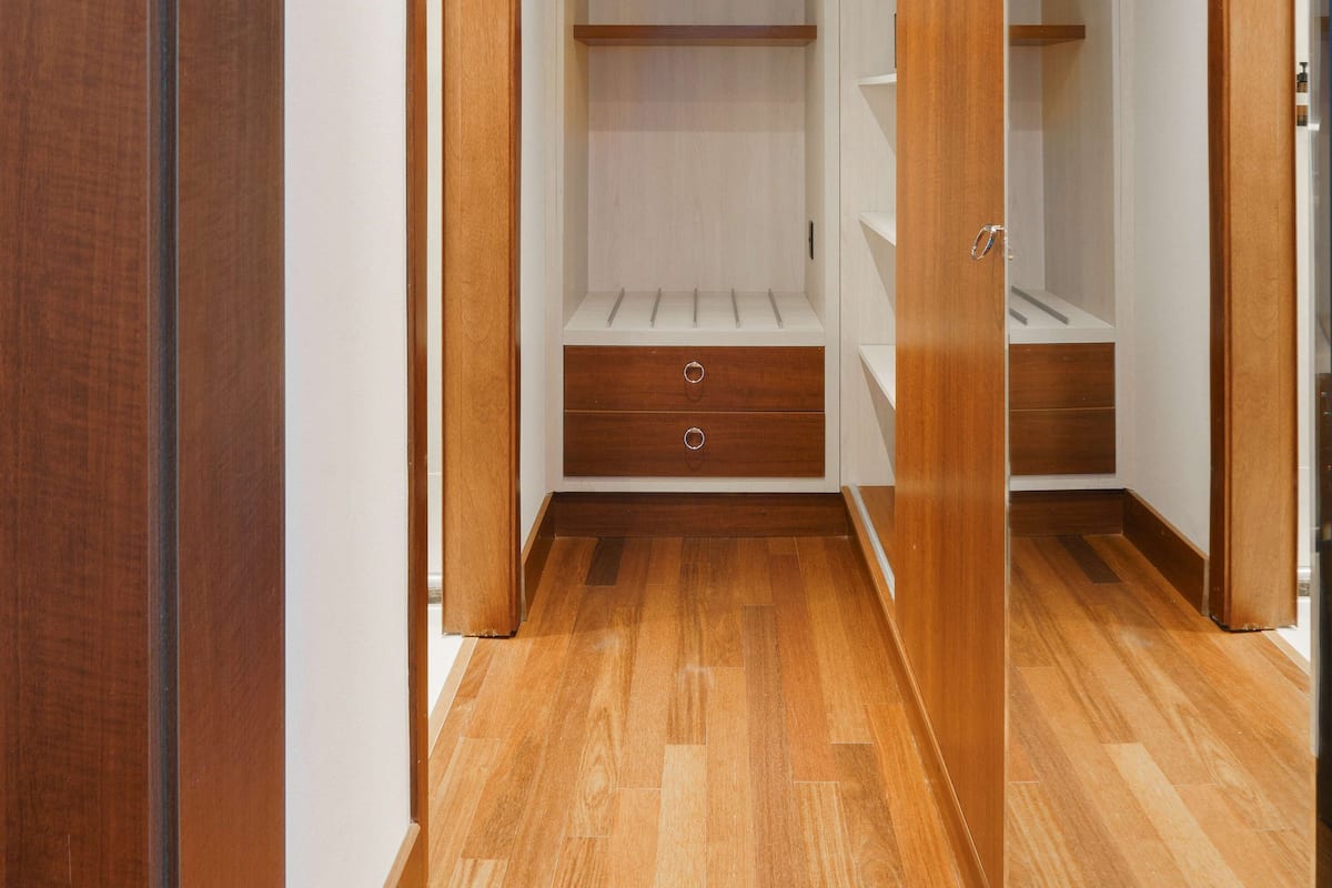 Rom – premium, 1 kingsize-seng | Oppholdsområde | En 32-tommers LCD-TV med kabel-kanaler samt TV og oppvarmet gulv