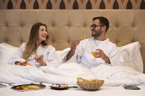 Minibar, coffres-forts dans les chambres, bureau