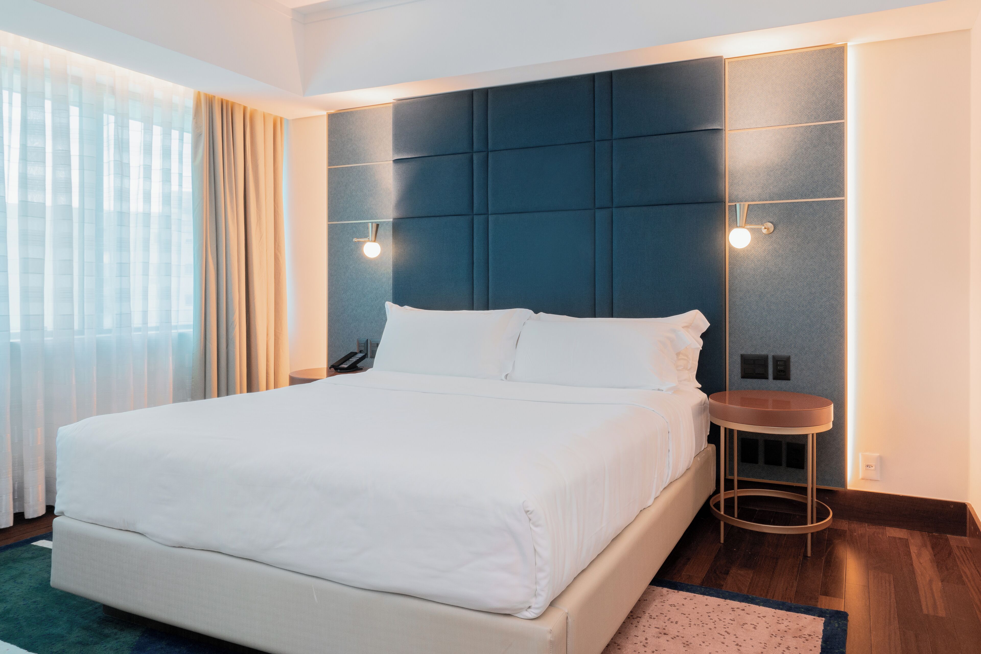 Minibar, pengeskab på værelset, skrivebord