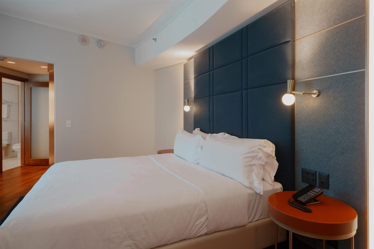 Suite, 1 soverom | Minibar, safe på rommet, skrivebord og skrivebord for bærbar PC