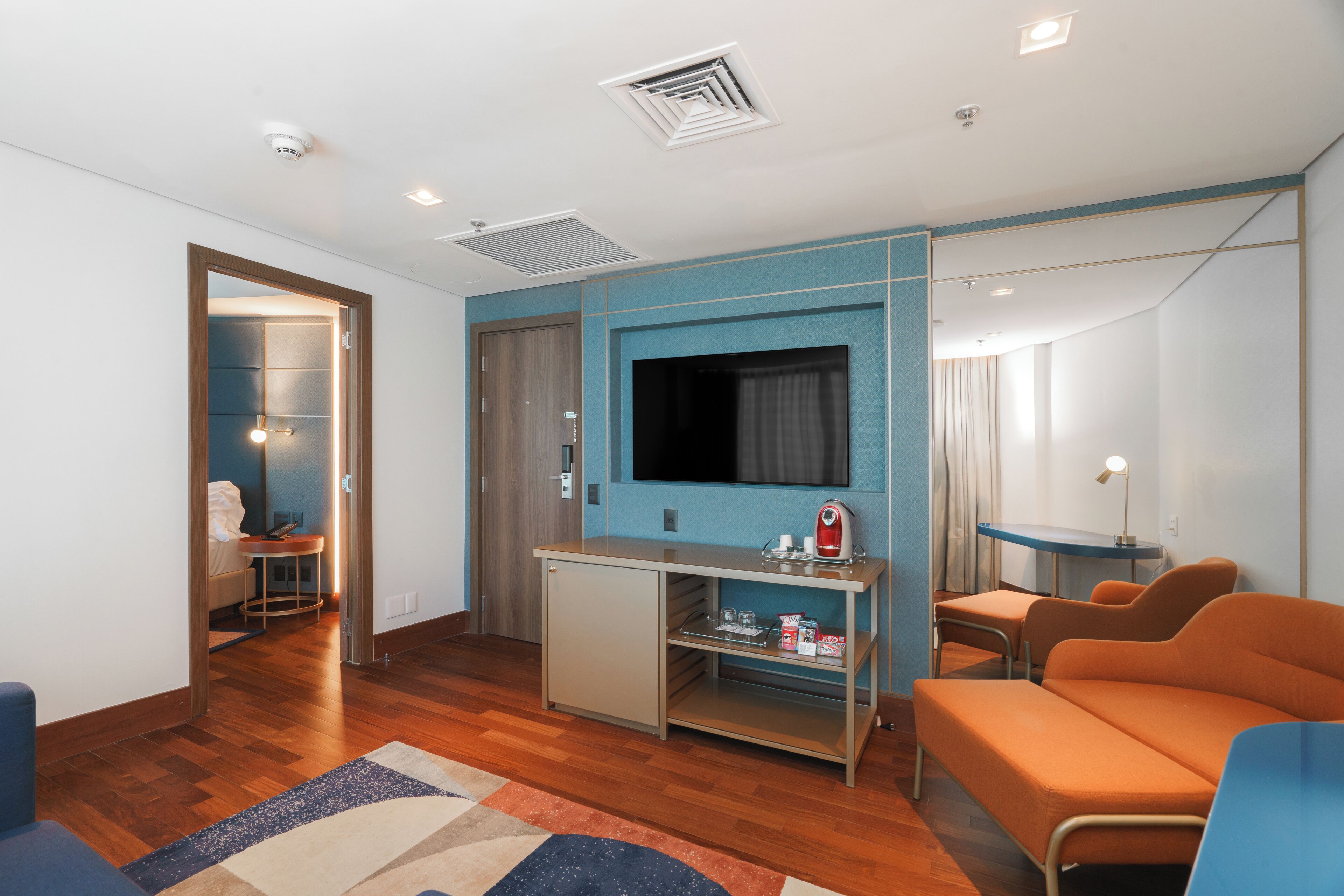 Suite - 1 soveværelse | Minibar, pengeskab på værelset, skrivebord