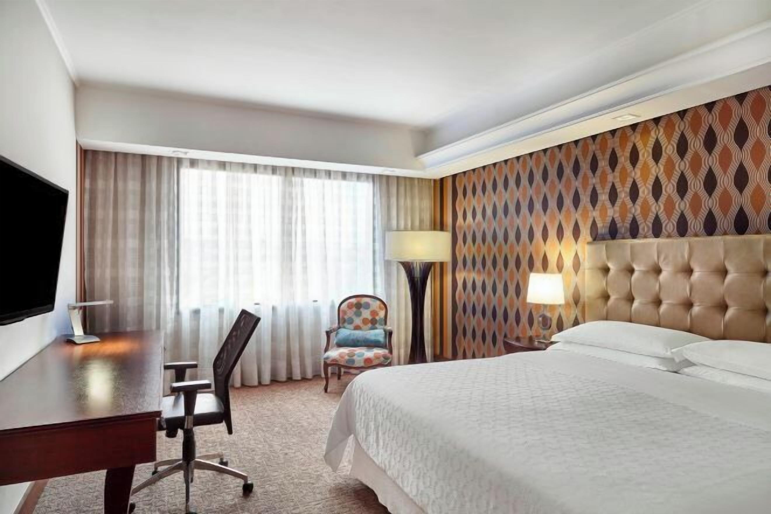 Minibar, coffres-forts dans les chambres, bureau