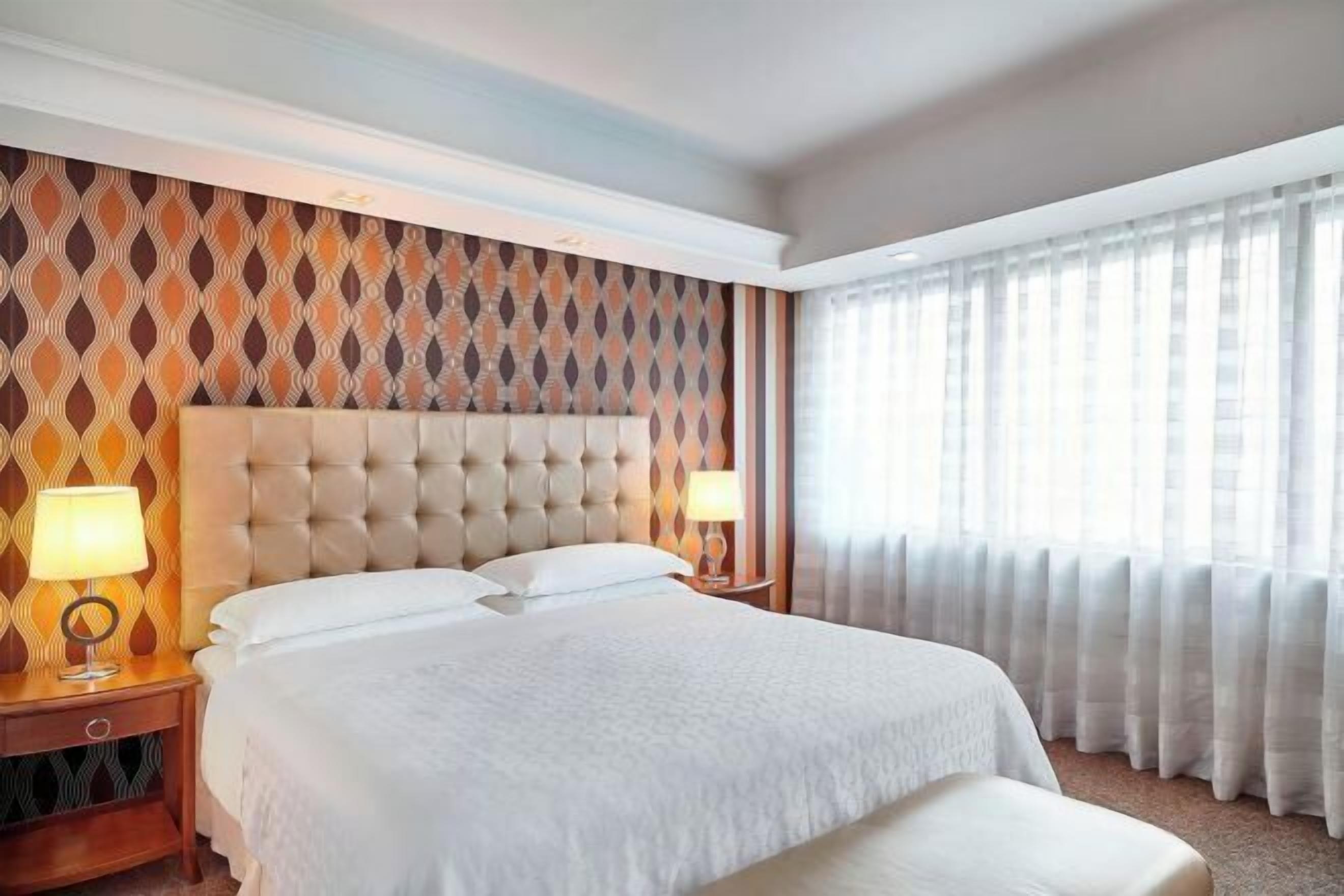 Minibar, coffres-forts dans les chambres, bureau