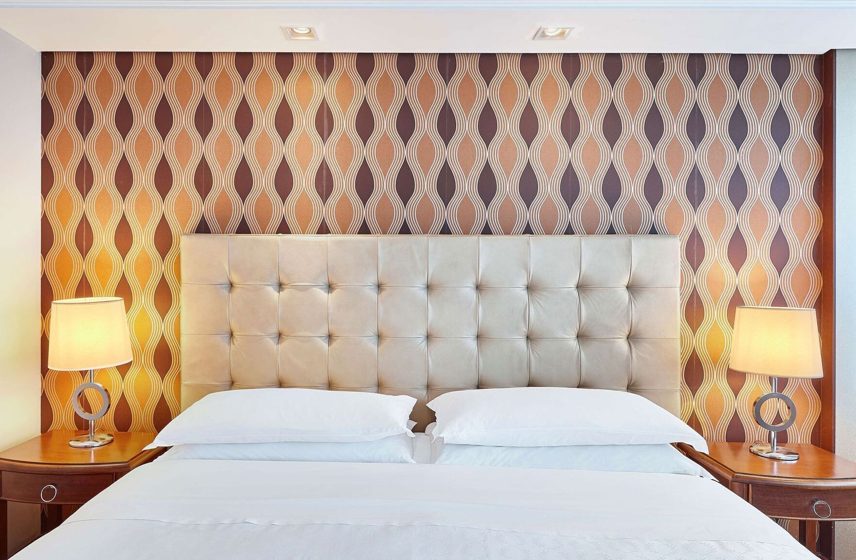 미니바, 객실 내 금고, 책상, 노트북 작업 공간