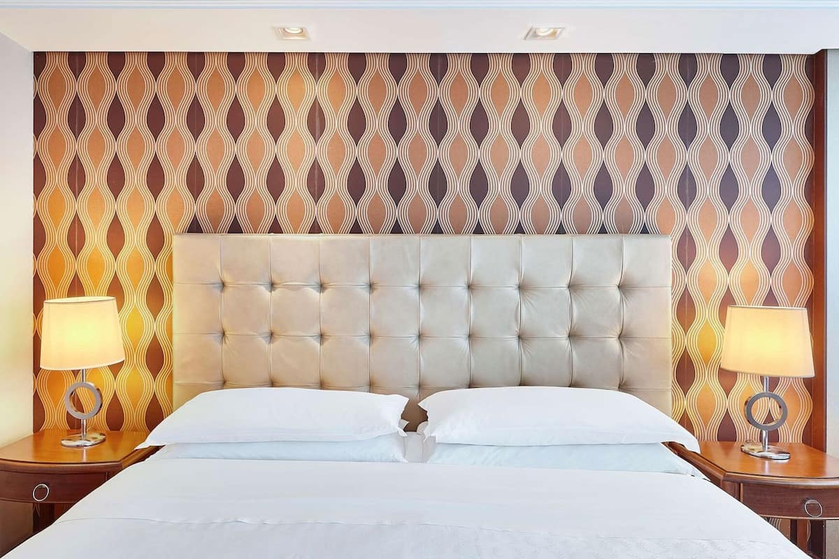 미니바, 객실 내 금고, 책상, 노트북 작업 공간