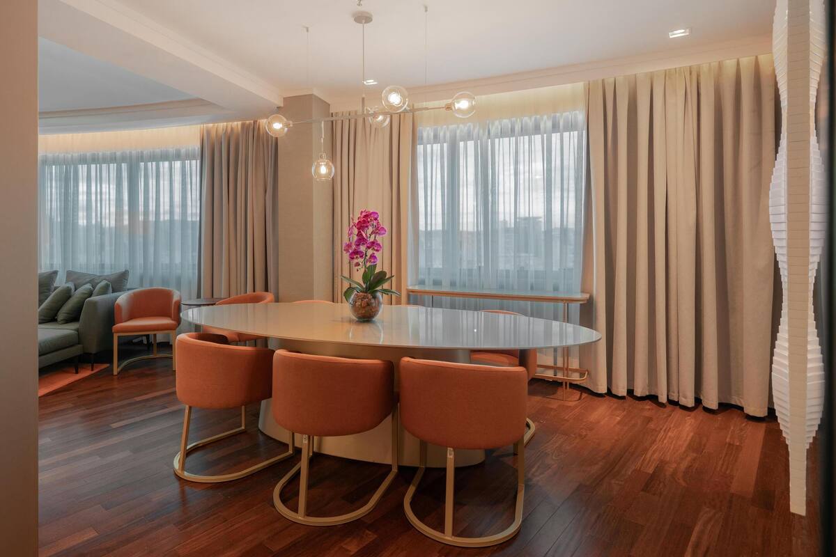 Suite – president, 1 soverom | Oppholdsområde | En 32-tommers LCD-TV med kabel-kanaler samt TV og oppvarmet gulv