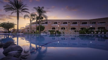 Outdoor pool, pool umbrellas, sun loungers