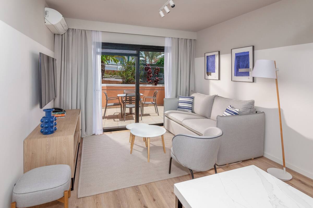 Minibar, blackout drapes, WiFi (free), bed sheets