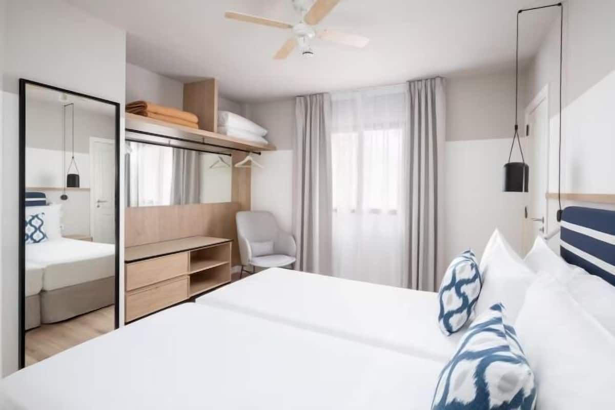 Frigobar, cortinas blackout, Wi-Fi de cortesia, roupa de cama
