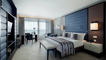 Minibar, brankas, meja kerja, dan kedap suara