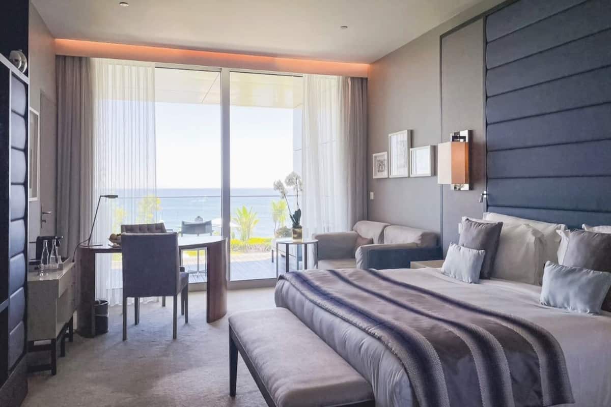 Chambre classique, 1 très grand lit, vue sur l’océan | Minibar, coffre-fort, bureau, système d’insonorisation