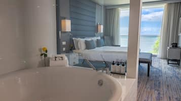 Suite, 1 chambre, vue océan | Salle de bain | Ensemble douche/baignoire, articles de toilette gratuits, sèche-cheveux