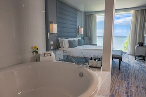 Suite, 1 habitación, vistas al mar | Baño | Ducha y bañera combinadas y artículos de higiene personal gratuitos