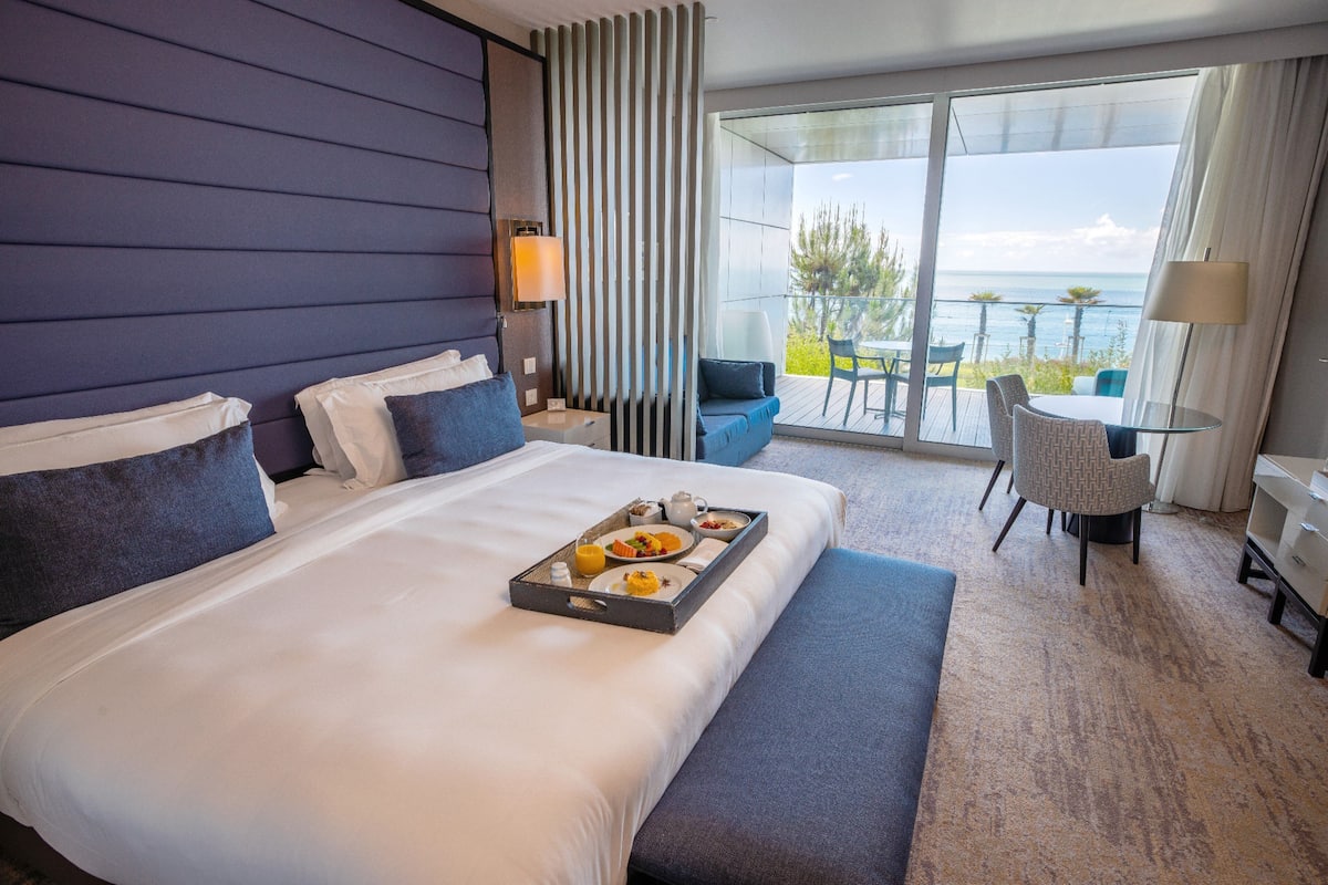 junior suite, 1 king bed, ocean view | 1 bedroom, minibar, in-room safe, desk