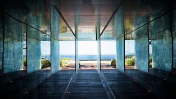 Inomhuspool, utomhuspool och solstolar