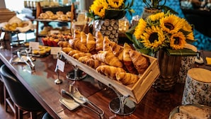Un buffet proposant une variété de pâtisseries et une planche de service en bois.