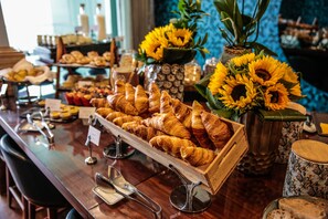 Tägliches Frühstücksbuffet gegen Gebühr