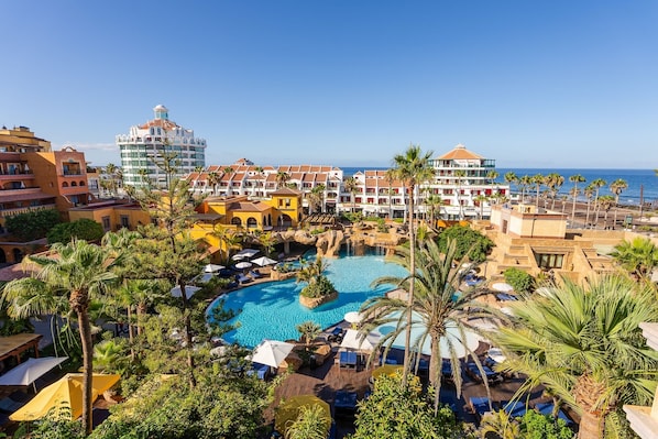 室外游泳池，提供日光浴躺椅