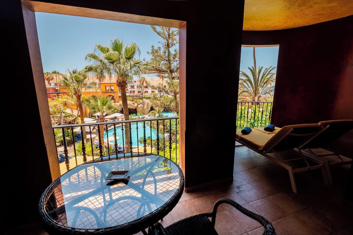 Double Room, Garden View | Minibar, in-room safe, desk, blackout curtains