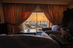 Junior Suite, Ocean View | Minibar, in-room safe, desk, blackout drapes
