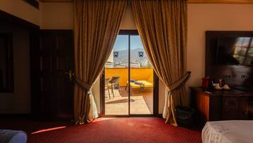 Een minibar, een kluis op de kamer, een bureau, verduisterende gordijnen