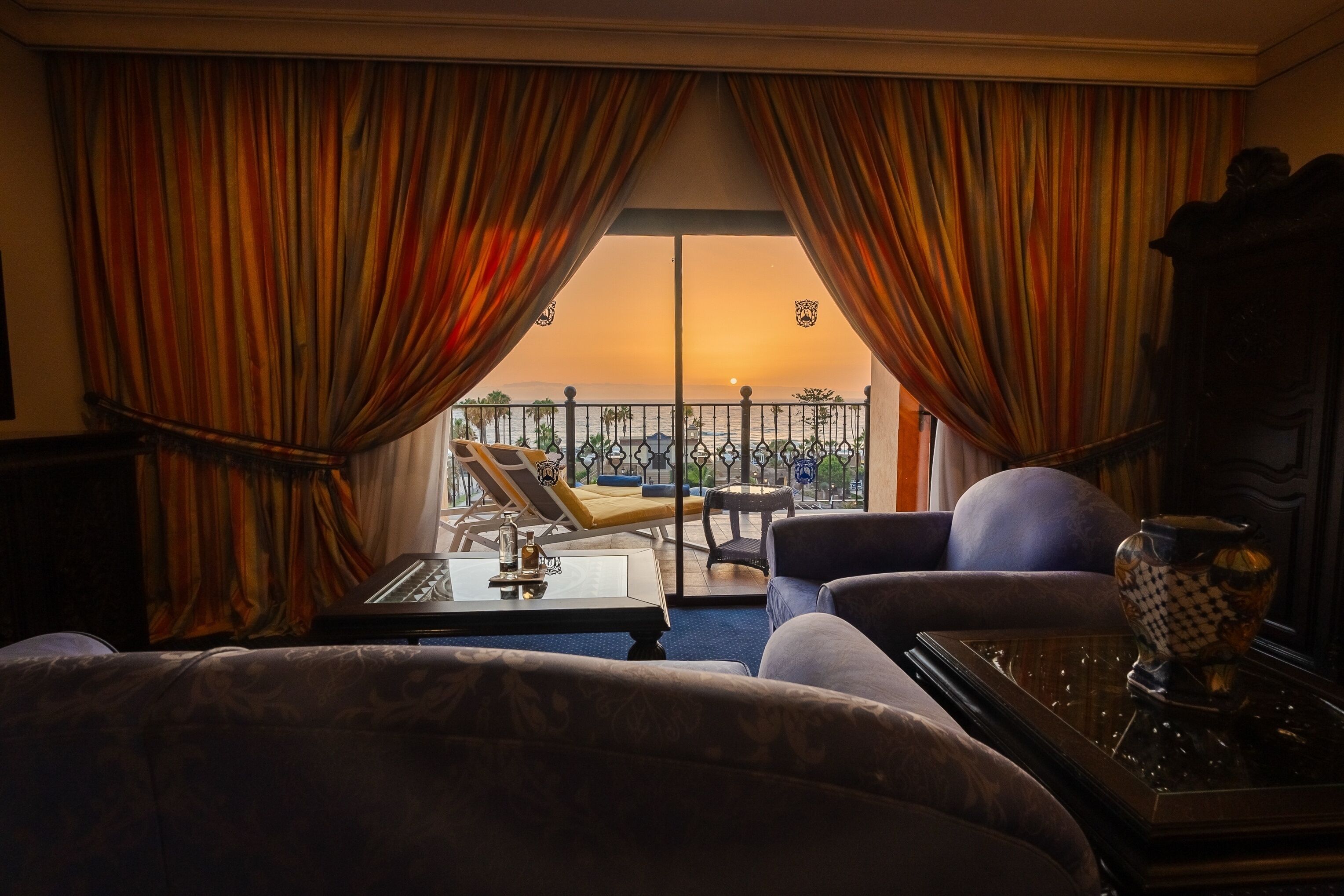 Junior-sviitti, valtamerinäköala | Minibaari, tallelokero huoneessa, työpöytä, pimennysverhot