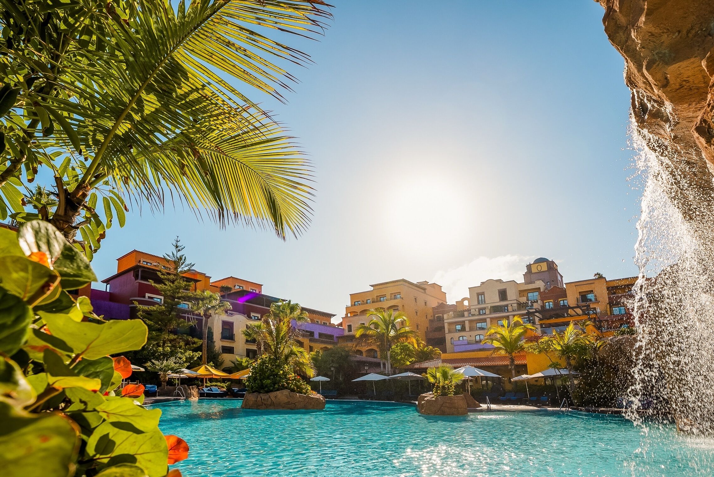 Una piscina al aire libre, tumbonas