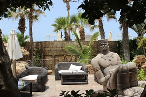 بار بجانب حمام السباحة