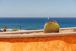 Habitación doble, vistas al mar | Minibar, caja fuerte, escritorio y cortinas opacas