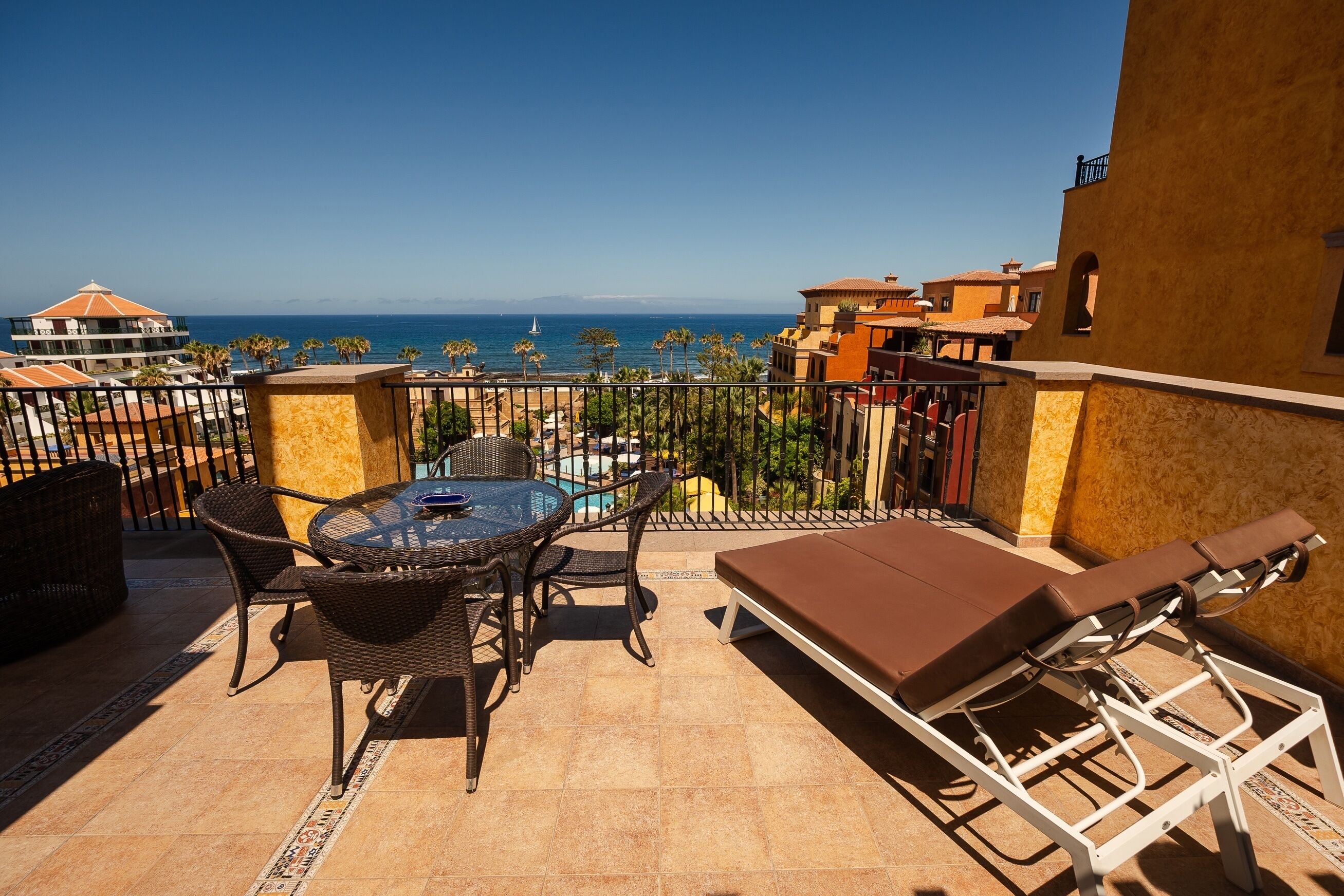 Suite, vista oceano | Minibar, una cassaforte in camera, una scrivania, tende oscuranti