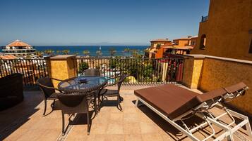 Suite, vista oceano | Minibar, una cassaforte in camera, una scrivania, tende oscuranti