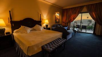 Tweepersoonskamer, uitzicht op zee | Een minibar, een kluis op de kamer, een bureau, verduisterende gordijnen