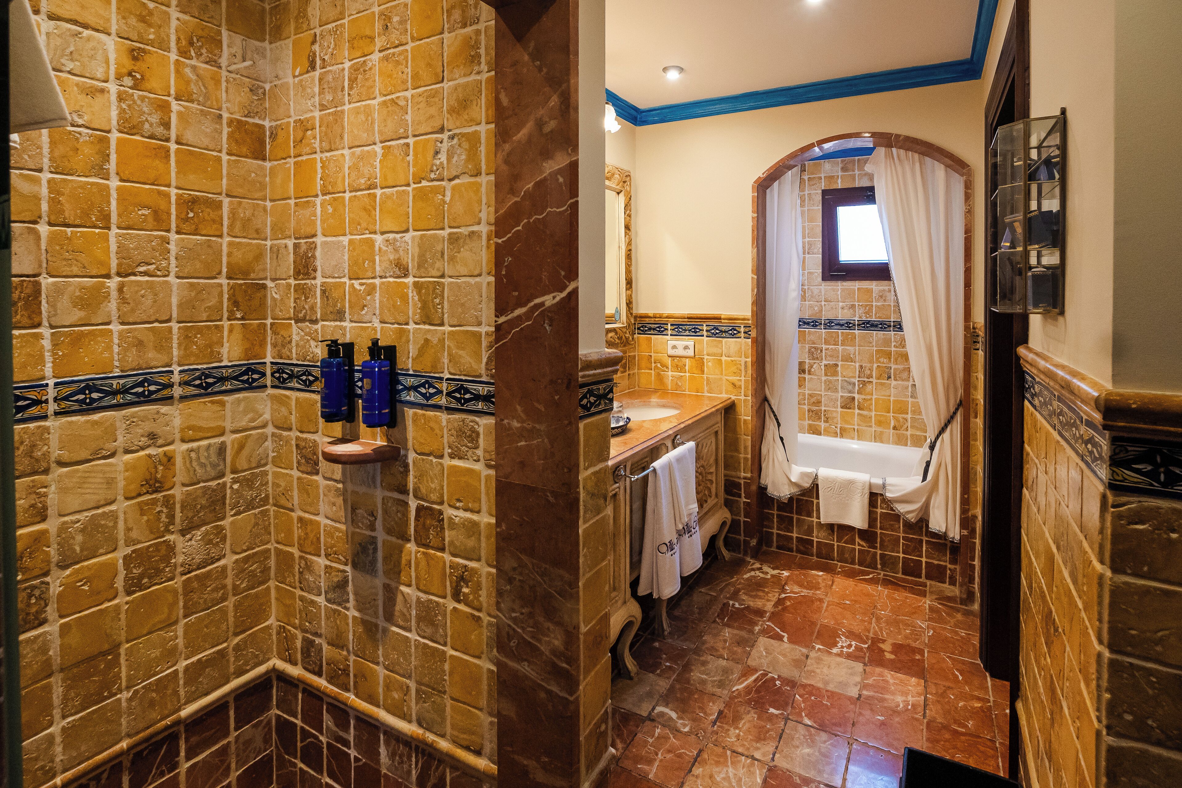 junior suite, ocean view | bathroom | combined shower/bathtub, free toiletries, hair dryer, bathrobes