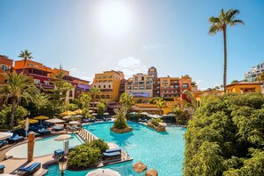Una piscina al aire libre, sillones reclinables de piscina