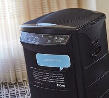Um purificador de ar preto com painel de controle e uma balão de fala com a frase 'Vamos limpar o ar'.