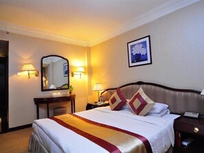 迷你吧、客房内保险箱、闹钟