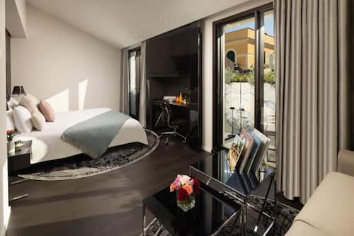 Premium bedding, in-room safe, individually decorated
