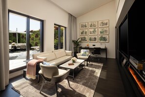 أغطية فراش متميزة وخزنة داخل الغرفة وبديكورات فريدة لكل غرفة