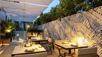 Se sirven cenas y cocina local e internacional