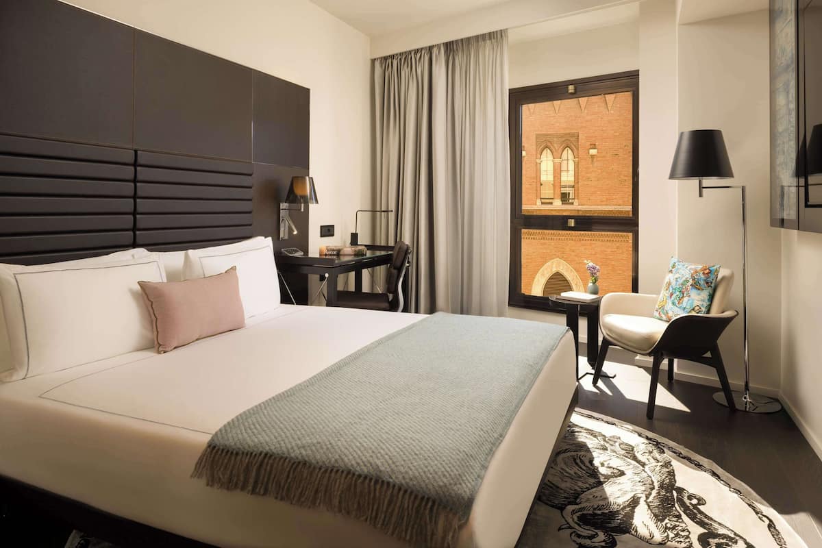 Phòng, 1 giường cỡ king, không hút thuốc (Art Room Plus) | Bộ đồ giường cao cấp, két bảo mật tại phòng, trang trí khác biệt