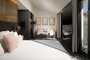 Premium bedding, in-room safe, individually decorated