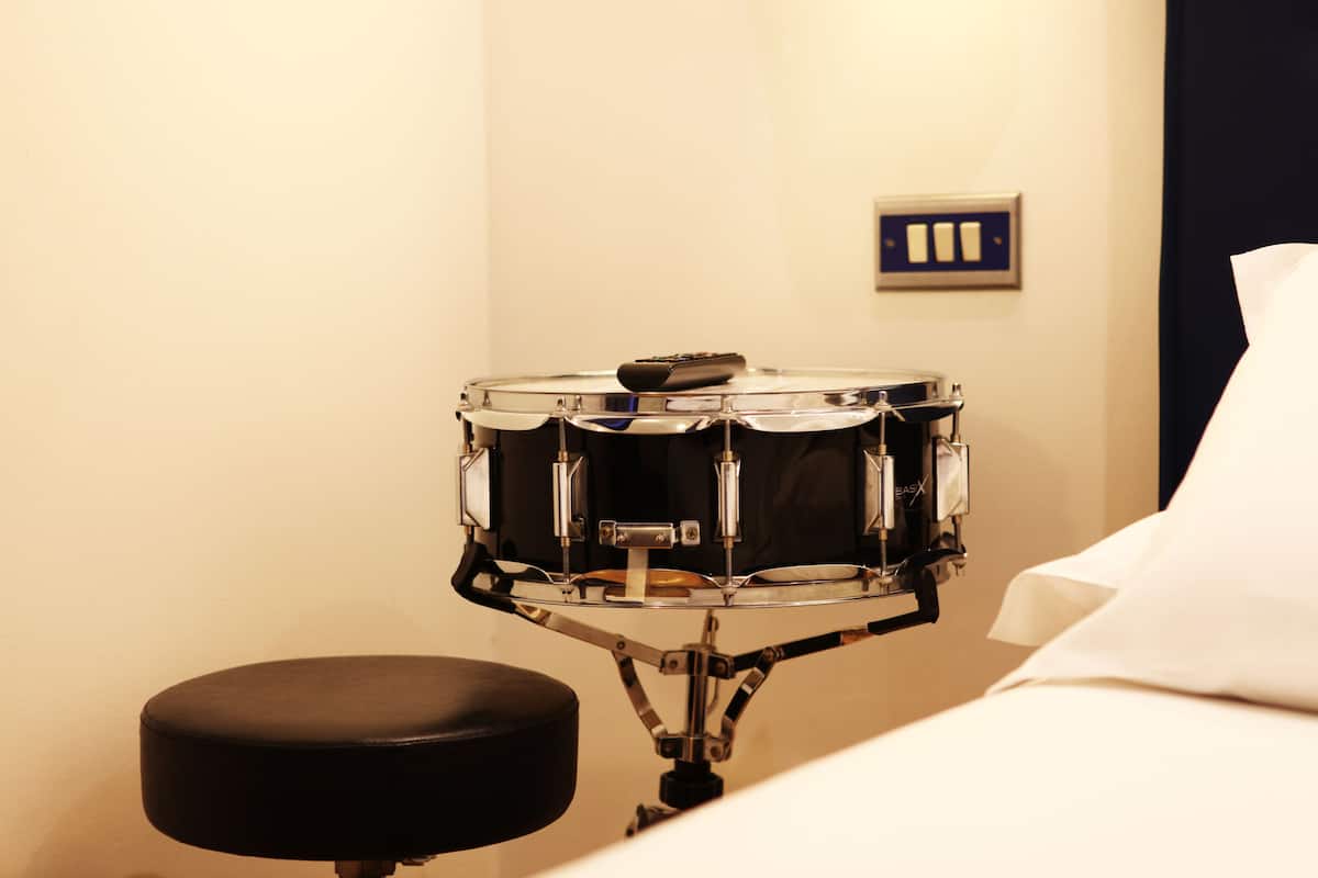 Värdeförvaringsskåp på rummet, skrivbord och mörkläggningsgardiner