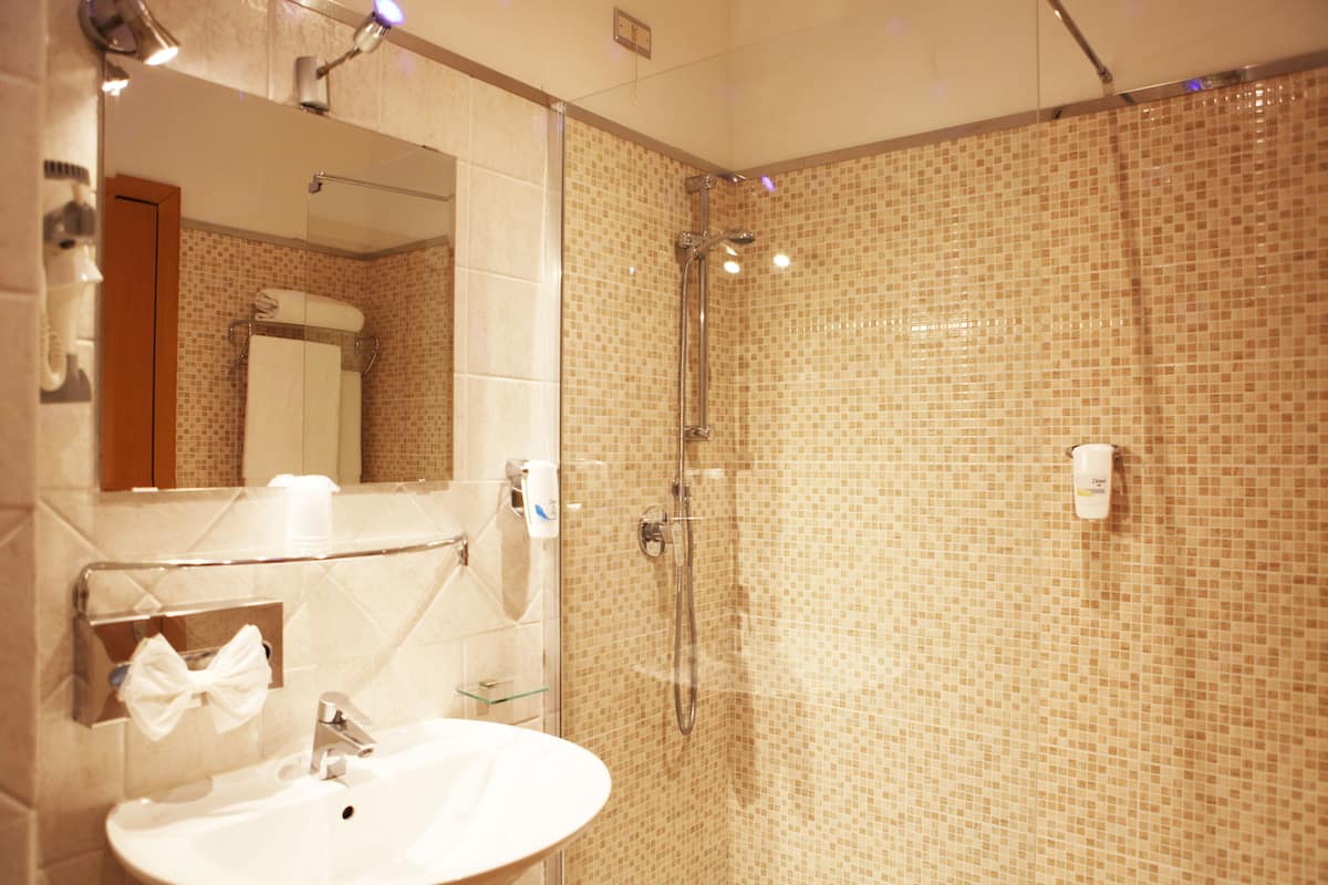 Standard trippelrum - flera sängar | Värdeförvaringsskåp på rummet, skrivbord och mörkläggningsgardiner