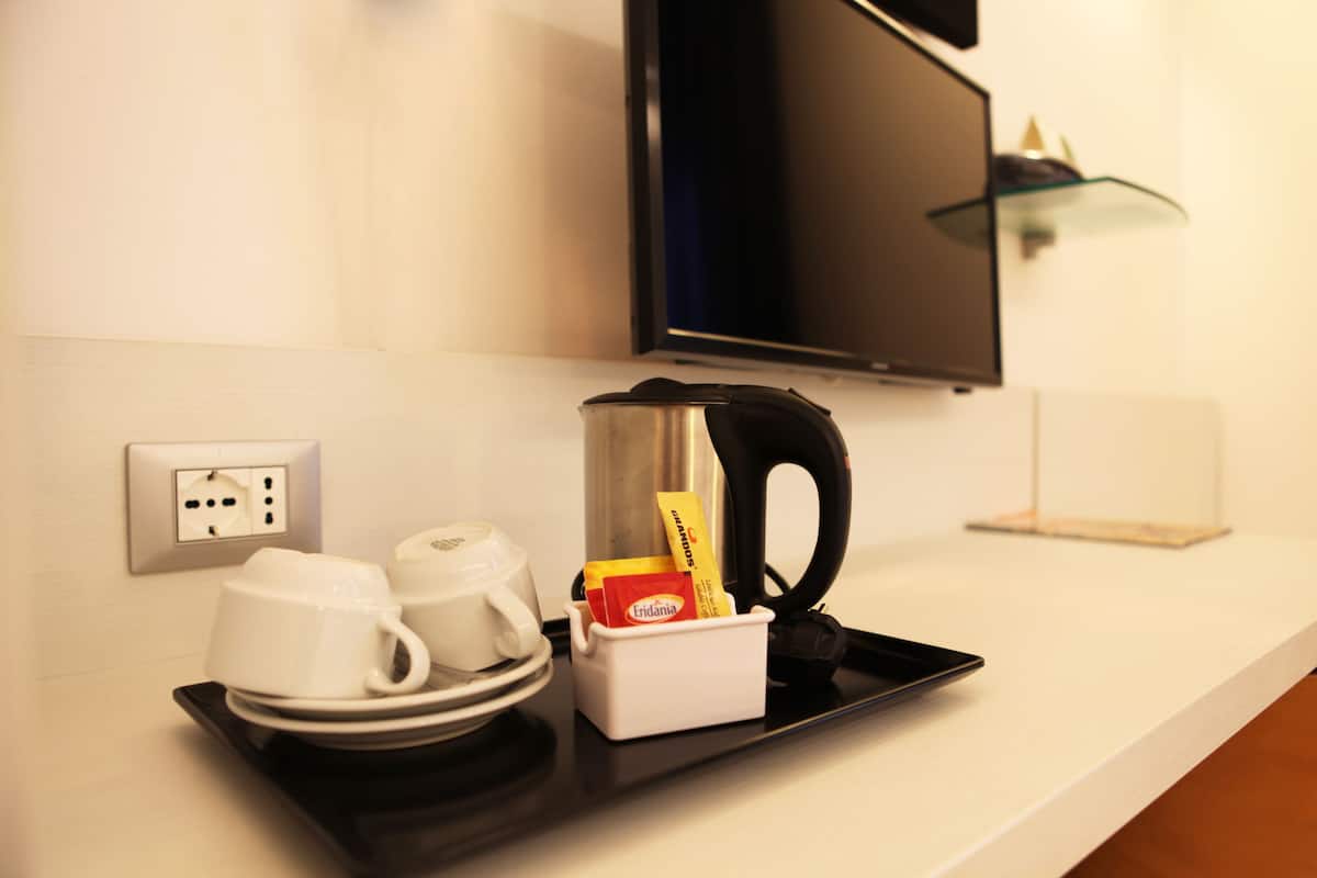 Värdeförvaringsskåp på rummet, skrivbord och mörkläggningsgardiner