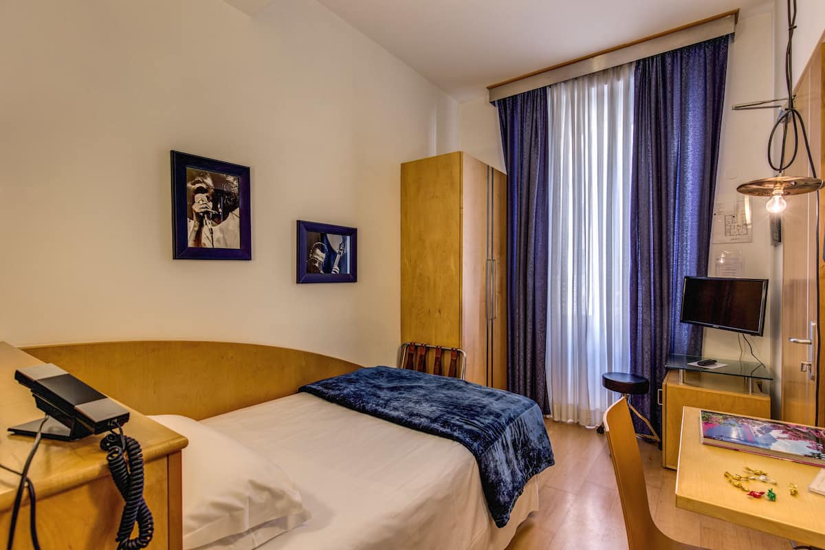 Basic enkelrum | Värdeförvaringsskåp på rummet, skrivbord och mörkläggningsgardiner