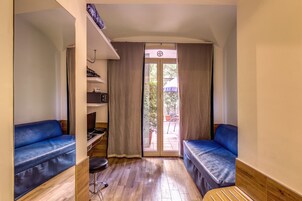 Habitación familiar, 1 cama de matrimonio con sofá cama | Zona de estar | Televisión de 32 pulgadas con canales por cable