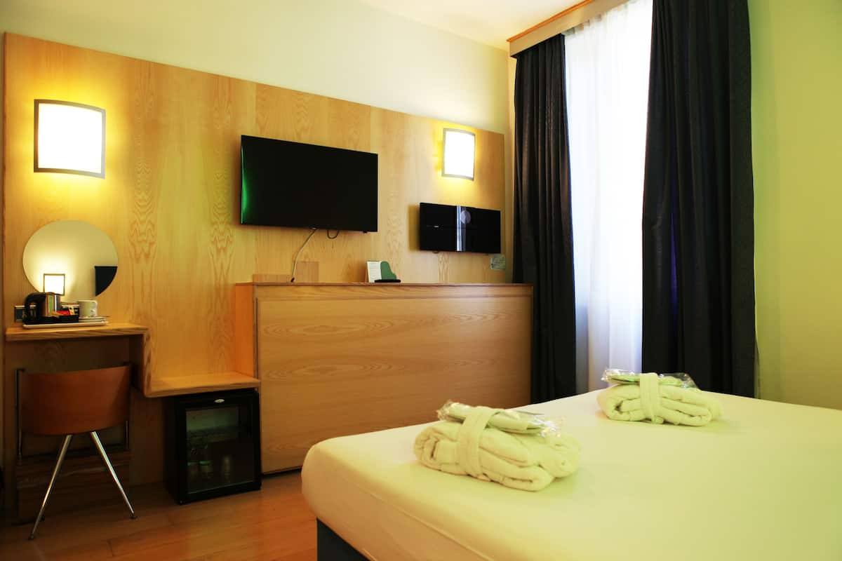 Superior dubbelrum eller tvåbäddsrum - 1 kingsize-säng | Värdeförvaringsskåp på rummet, skrivbord och mörkläggningsgardiner