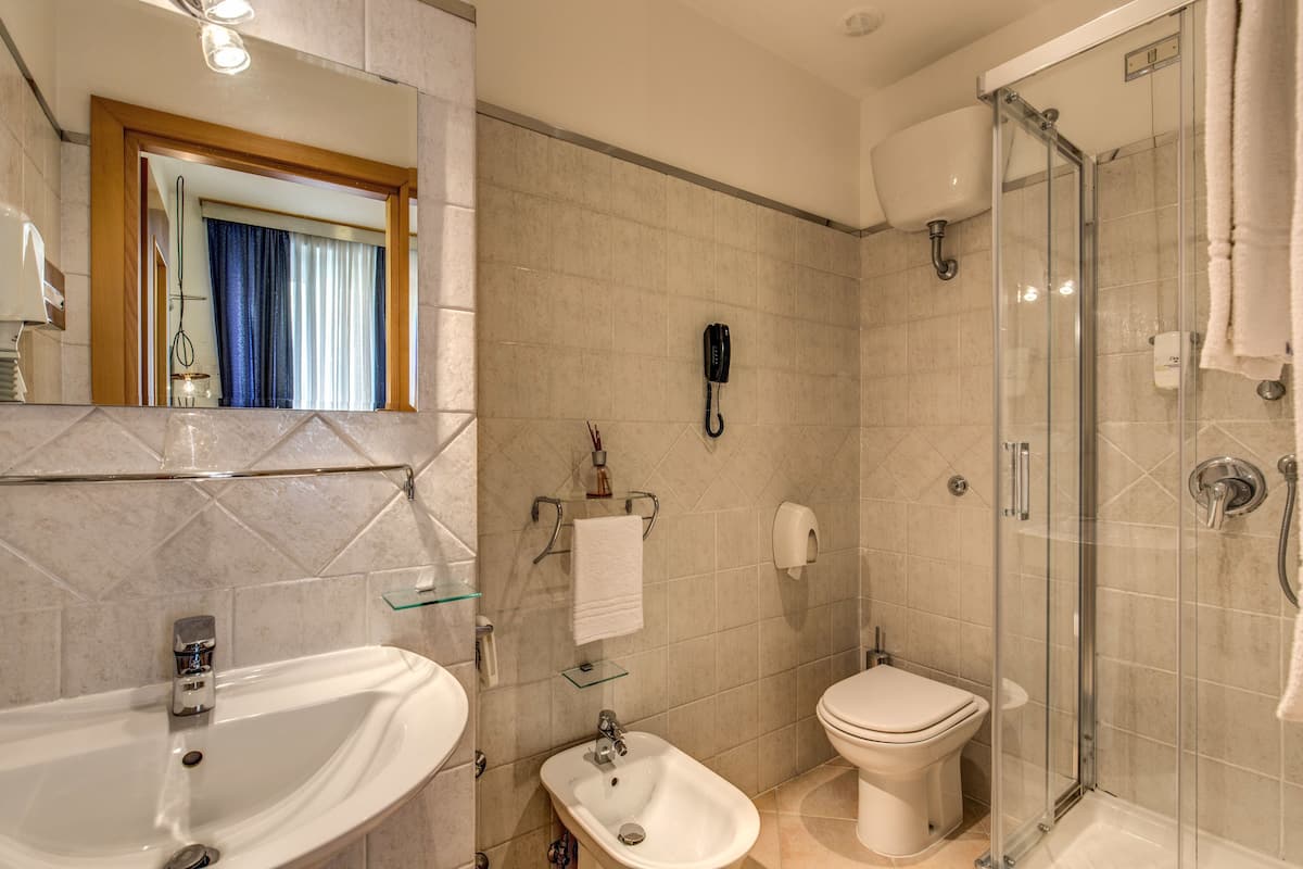 Basic enkelrum | Badrum | Dusch, gratis toalettartiklar, hårtork och bidé