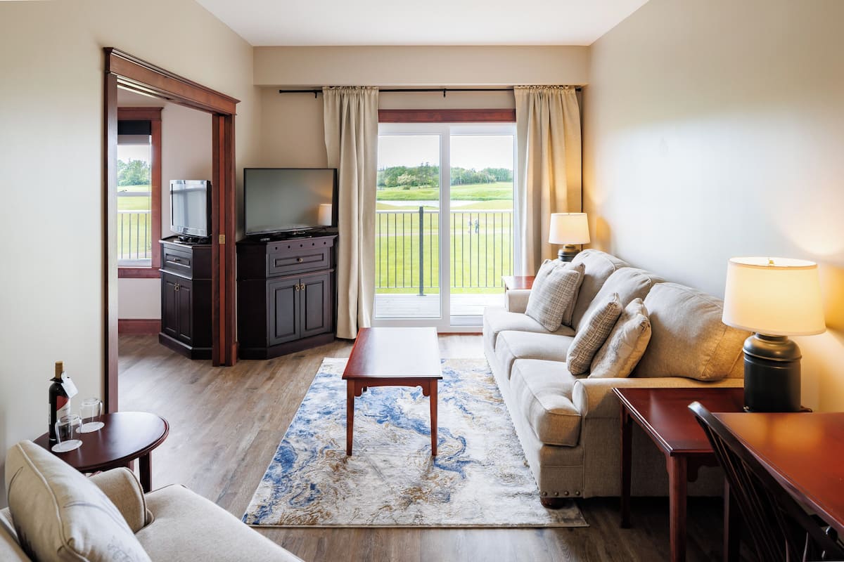 Suite, 1 King Bed, Golf View | Living area